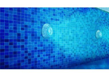 INSTALACIÓN DE FOCOS LED EN PISCINA: SEGURIDAD, AMBIENTE Y ERRORES QUE SE PAGAN CARO